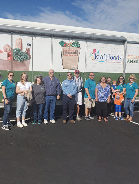 yd7610 Linden volunteers at mobile food bank