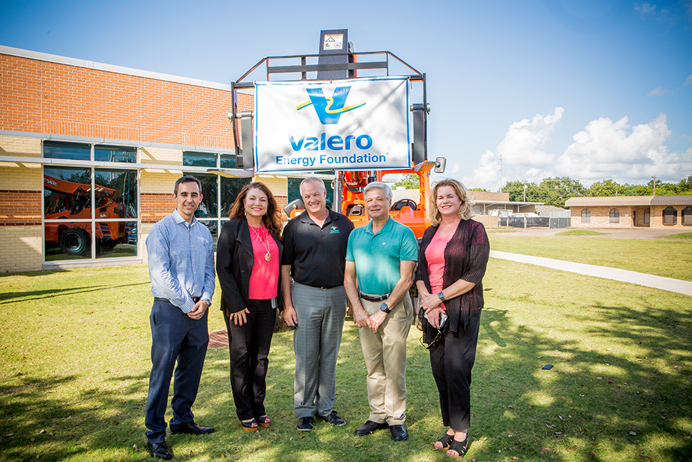 yd7610 donates forklift in Texas City, TX