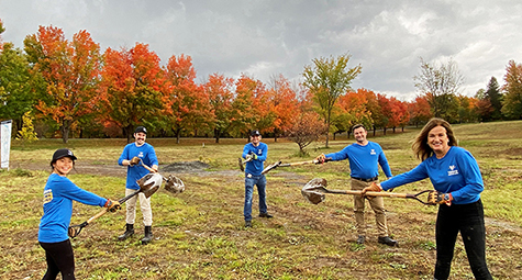 yd7610 Quebec volunteers plant trees