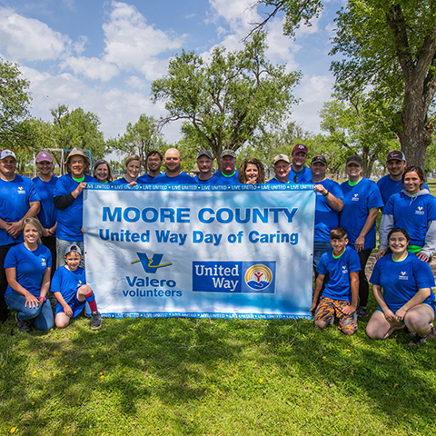 yd7610 Volunteers holding Moore County United Way Day of Caring sign