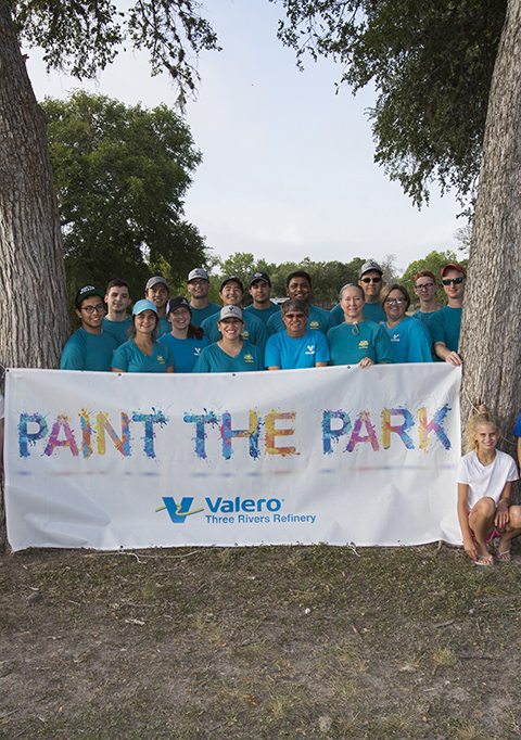 yd7610 Three Rivers volunteers paint the park