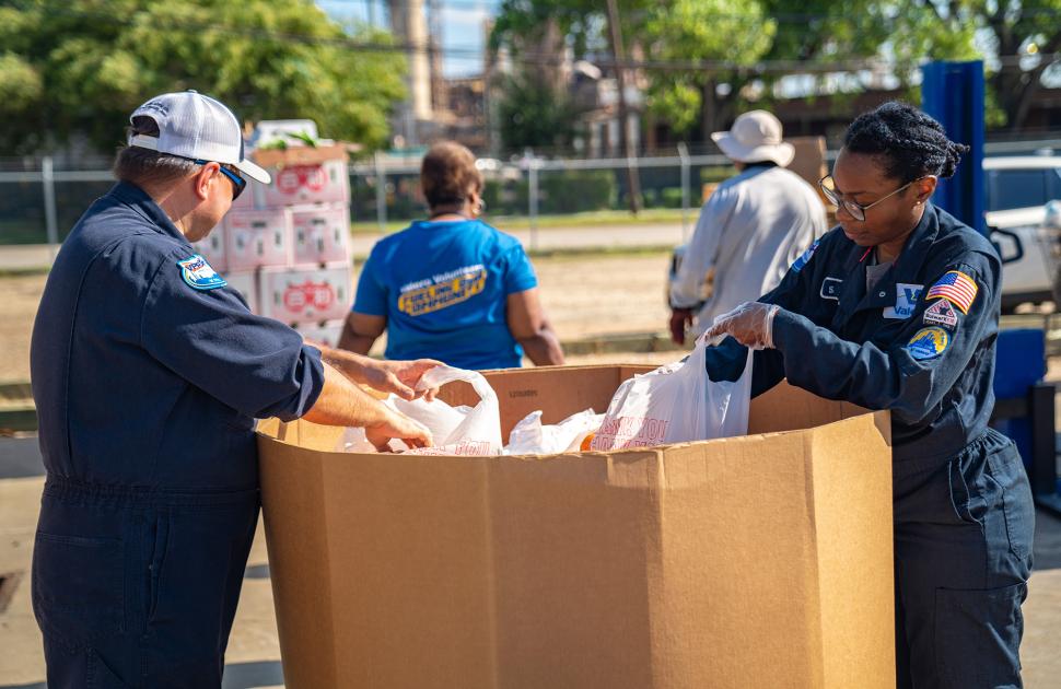 yd7610 Volunteers help Target Hunger