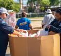 yd7610 Volunteers help Target Hunger